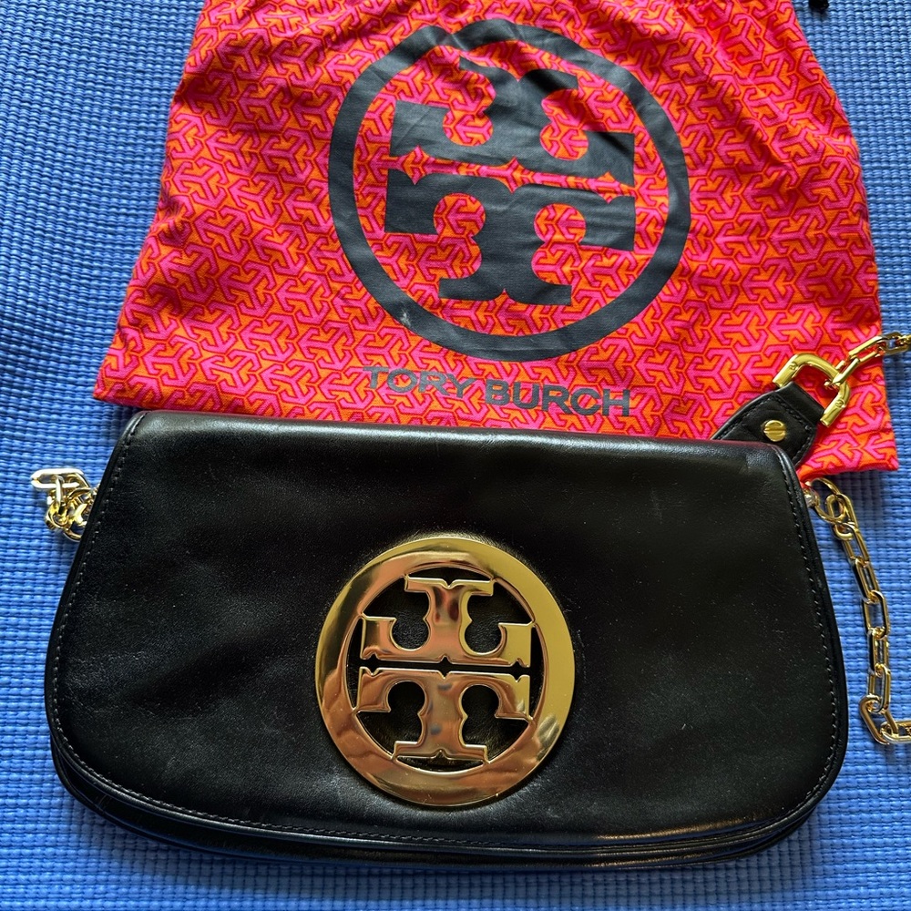Tory Burch classic logo, gold chain strap black Clutch/ Crossbody